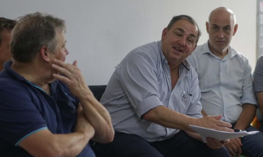 Reunión del intendente con representantes vecinales en el marco del plan de cercanía impulsado por la Municipalidad de Santa Fe.
