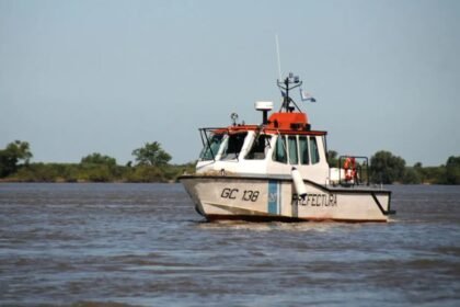 Patrullero de Prefectura Naval Argentina durante tareas de control en aguas del río Paraná.
