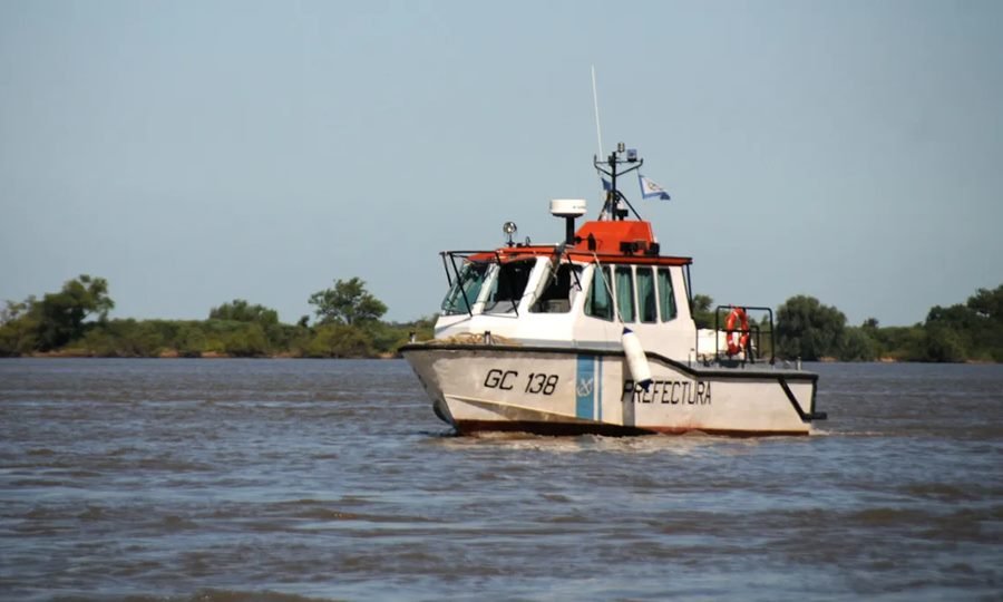 Patrullero de Prefectura Naval Argentina durante tareas de control en aguas del río Paraná.