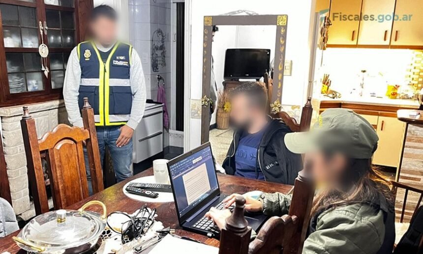 Operativo de Gendarmería en el domicilio del programador santafesino, donde fue detenido en el marco de la investigación internacional conocida como Operación Kaerb.