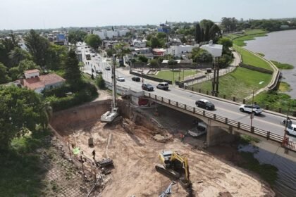 Trabajos de infraestructura en el avance del nuevo Puente Carretero entre Santa Fe y Santo Tomé.