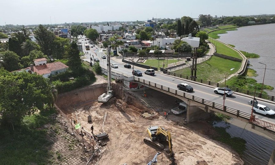 Trabajos de infraestructura en el avance del nuevo Puente Carretero entre Santa Fe y Santo Tomé.