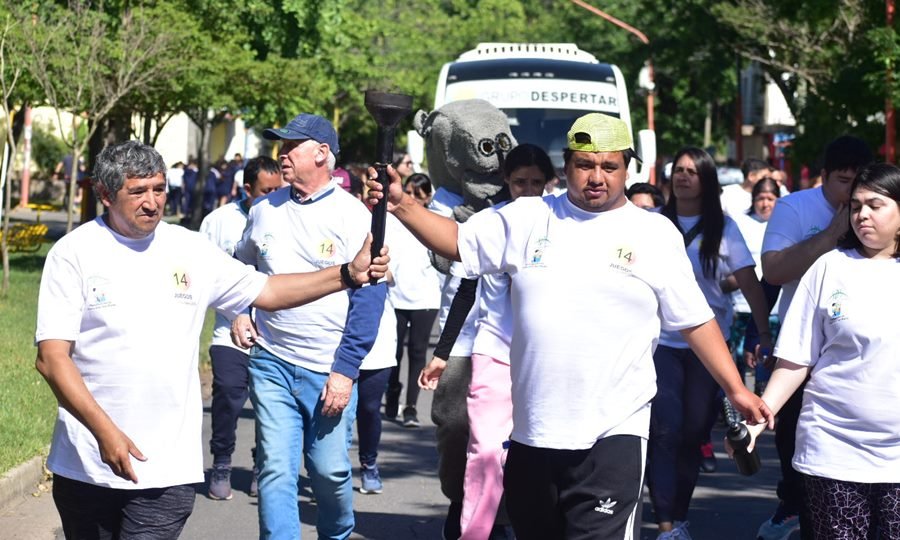 Participantes y autoridades locales celebran una nueva edición de los Juegos Paralímpicos en Puerto General San Martín, una jornada de integración y deporte inclusivo.