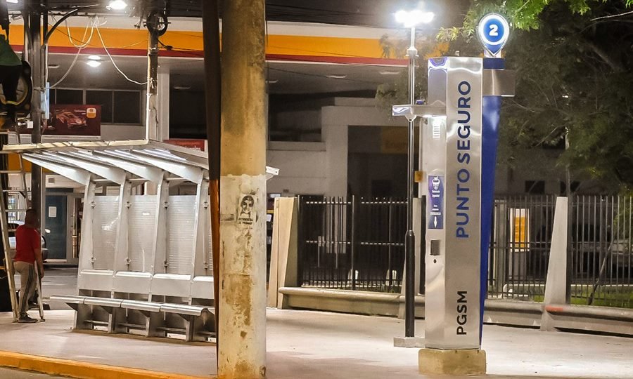 Uno de los nuevos Puntos Seguros instalados, con cámara 360° e intercomunicador para contacto directo con el CIAC ante emergencias.