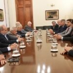 Autoridades provinciales y judiciales durante una firma institucional en Santa Fe.