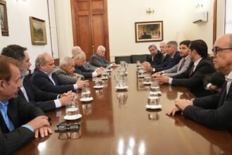 Autoridades provinciales y judiciales durante una firma institucional en Santa Fe.