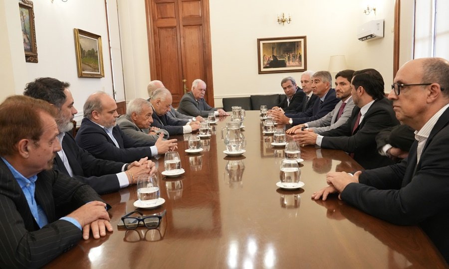 Autoridades provinciales y judiciales durante una firma institucional en Santa Fe.