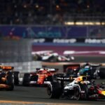 Pilotos de Fórmula 1 compiten en un circuito internacional durante un fin de semana de carrera.