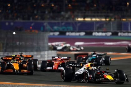 Pilotos de Fórmula 1 compiten en un circuito internacional durante un fin de semana de carrera.