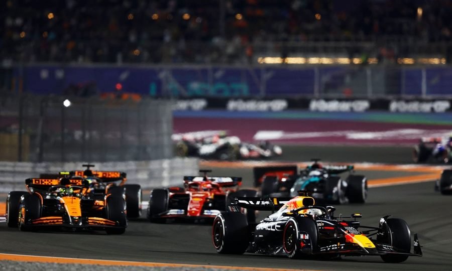 Pilotos de Fórmula 1 compiten en un circuito internacional durante un fin de semana de carrera.