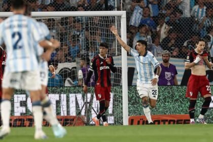 Jugadores de Racing y River en acción durante el encuentro por los octavos de final del Torneo Clausura 2025, disputado en el Cilindro de Avellaneda, que terminó con triunfo académico por 3-2.