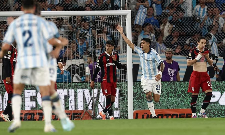 Jugadores de Racing y River en acción durante el encuentro por los octavos de final del Torneo Clausura 2025, disputado en el Cilindro de Avellaneda, que terminó con triunfo académico por 3-2.