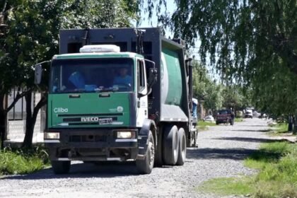 Camión recolector durante su recorrido habitual en la ciudad de Santa Fe.