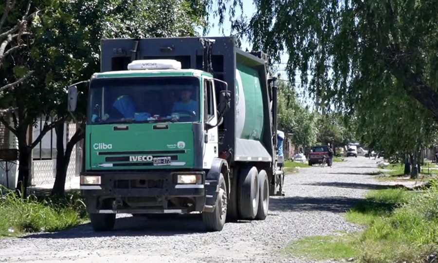 Camión recolector durante su recorrido habitual en la ciudad de Santa Fe.