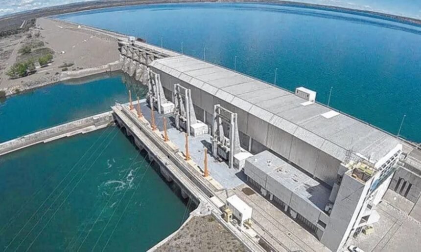 Vista panorámica de una de las represas del Comahue, clave en la generación hidroeléctrica del país.