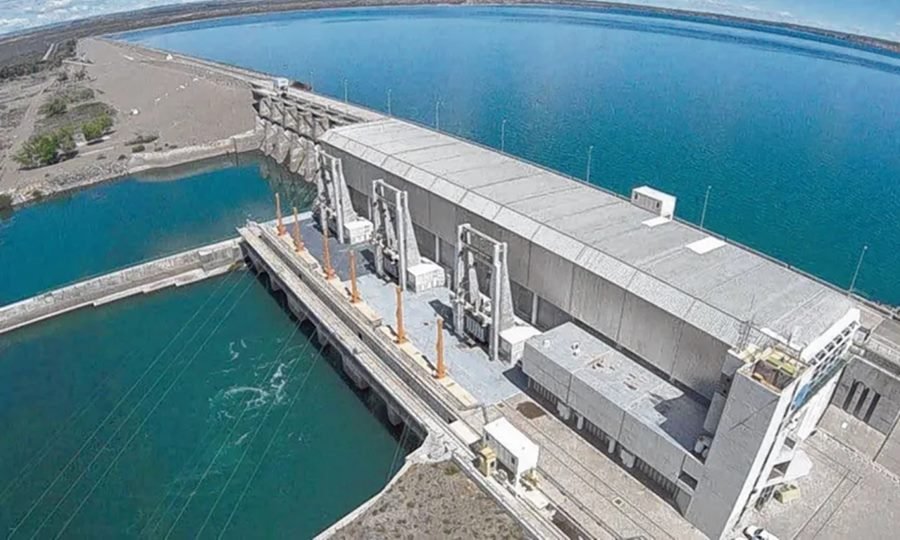 Vista panorámica de una de las represas del Comahue, clave en la generación hidroeléctrica del país.