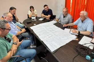 Autoridades de Laguna Paiva durante la reunión de planificación en el Parque Industrial de Sauce Viejo, donde se analizó el avance del futuro Distrito Industrial.