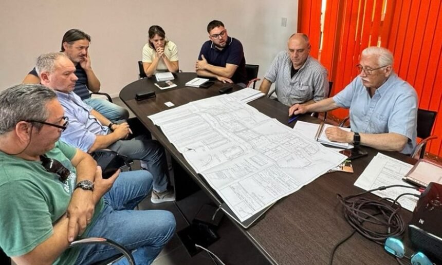 Autoridades de Laguna Paiva durante la reunión de planificación en el Parque Industrial de Sauce Viejo, donde se analizó el avance del futuro Distrito Industrial.