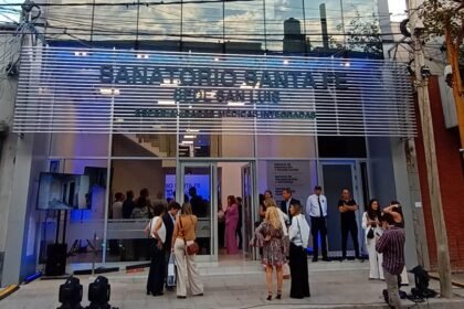 Fachada del Sanatorio Santa Fe, institución referente en la salud regional.