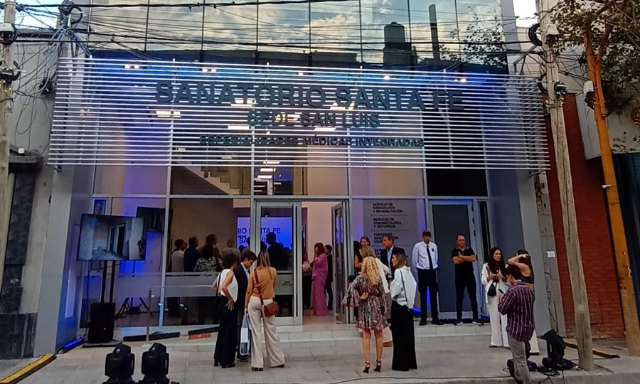 Fachada del Sanatorio Santa Fe, institución referente en la salud regional.