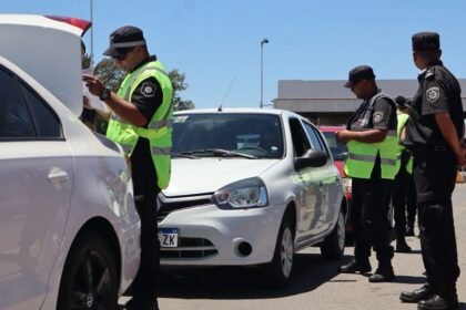 Operativo de control vehicular realizado por personal de Seguridad Vial. Foto de archivo.