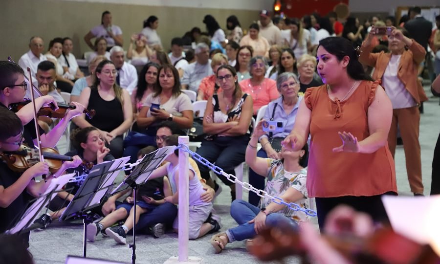 El público acompaña la presentación durante el cierre de los Talleres Municipales 2024 en la Sociedad Italiana.