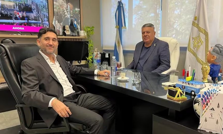 Ariel Vallejo, dueño de Sur Finanzas, junto al presidente de la Asociación del Fútbol Argentino, Claudio “Chiqui” Tapia.