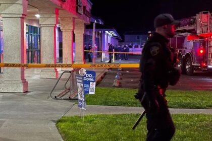 Patrullero y cintas policiales acordonan una zona durante un operativo de investigación en Estados Unidos.