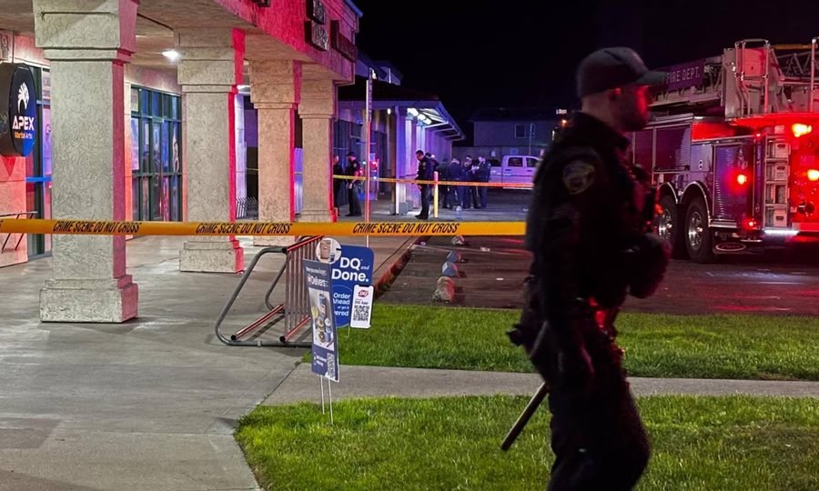 Patrullero y cintas policiales acordonan una zona durante un operativo de investigación en Estados Unidos.