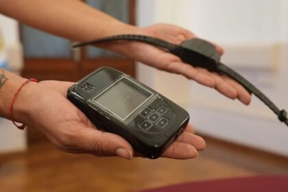 Presentación oficial del nuevo sistema de tobilleras electrónicas que se aplicará en casos de violencia de género en Santa Fe.