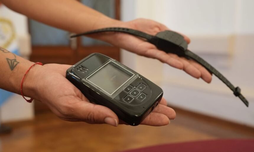 Presentación oficial del nuevo sistema de tobilleras electrónicas que se aplicará en casos de violencia de género en Santa Fe.