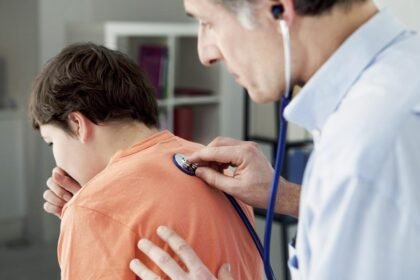 La tos convulsa es una enfermedad respiratoria altamente contagiosa que afecta especialmente a bebés y niños pequeños.