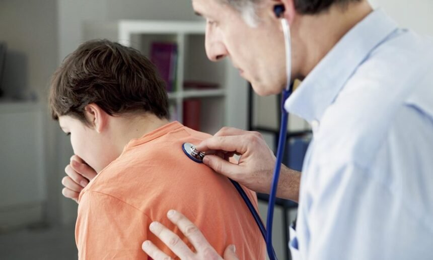 La tos convulsa es una enfermedad respiratoria altamente contagiosa que afecta especialmente a bebés y niños pequeños.