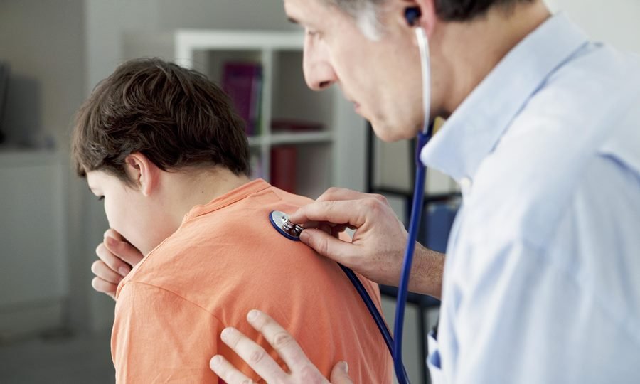 La tos convulsa es una enfermedad respiratoria altamente contagiosa que afecta especialmente a bebés y niños pequeños.