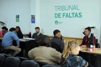 Archivo: Atención en dependencias municipales de Santa Fe, con público realizando trámites administrativos.