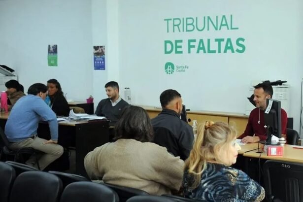 Archivo: Atención en dependencias municipales de Santa Fe, con público realizando trámites administrativos.