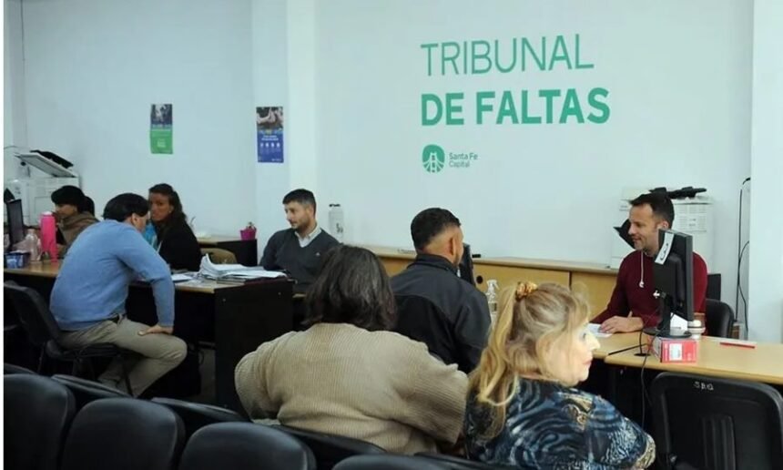 Archivo: Atención en dependencias municipales de Santa Fe, con público realizando trámites administrativos.
