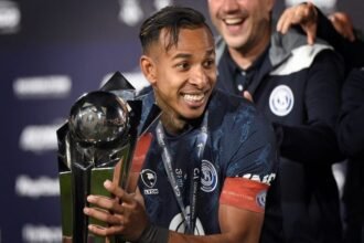 Sebastián Villa levanta la Copa Argentina con Independiente Rivadavia, tras consagrarse campeón y lograr el primer título en la historia del club mendocino.