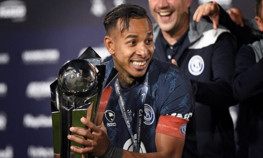 Sebastián Villa levanta la Copa Argentina con Independiente Rivadavia, tras consagrarse campeón y lograr el primer título en la historia del club mendocino.