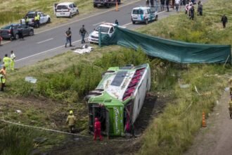 Operativo de emergencia en Ruta 2 durante un siniestro vial de gran magnitud.