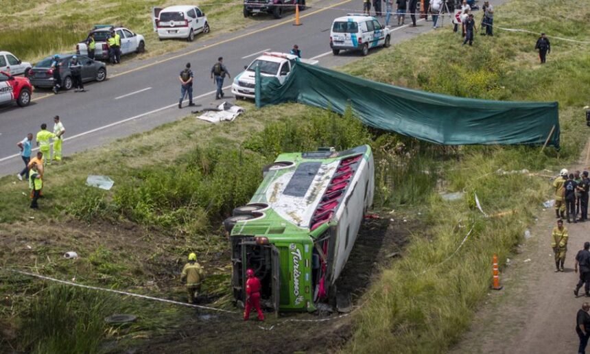 Operativo de emergencia en Ruta 2 durante un siniestro vial de gran magnitud.