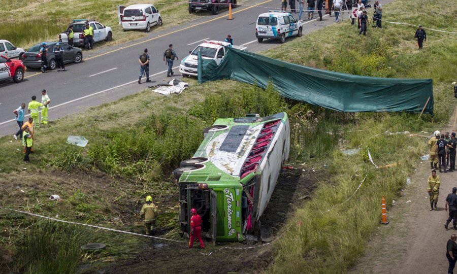 Operativo de emergencia en Ruta 2 durante un siniestro vial de gran magnitud.