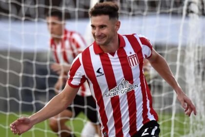 Lucas Alario celebra uno de sus goles decisivos en la final del Trofeo de Campeones, clave en la consagración de Estudiantes.