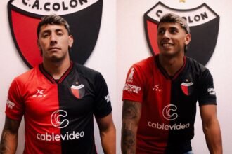 Leandro Allende posa con la camiseta de Colón tras ser confirmado como nuevo refuerzo para la temporada en la Primera Nacional.