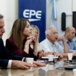 Acto de apertura de sobres encabezado por la presidenta de la EPE, Anahí Rodríguez, durante la licitación de medidores inteligentes.