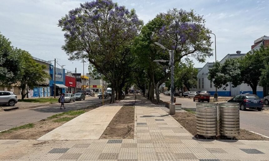 Obras del Acuerdo Capital avanzan sobre avenidas estratégicas de la ciudad de Santa Fe, con mejoras en infraestructura, movilidad y espacio público.