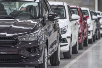 Vehículos exhibidos en un predio de usados. Foto de archivo.