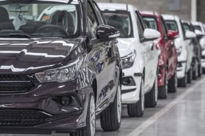 Vehículos exhibidos en un predio de usados. Foto de archivo.