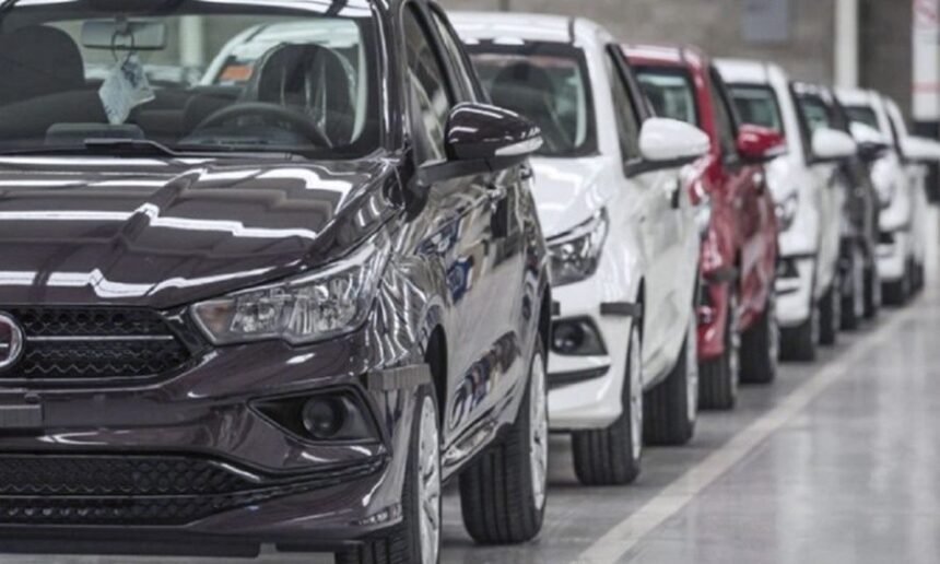 Vehículos exhibidos en un predio de usados. Foto de archivo.