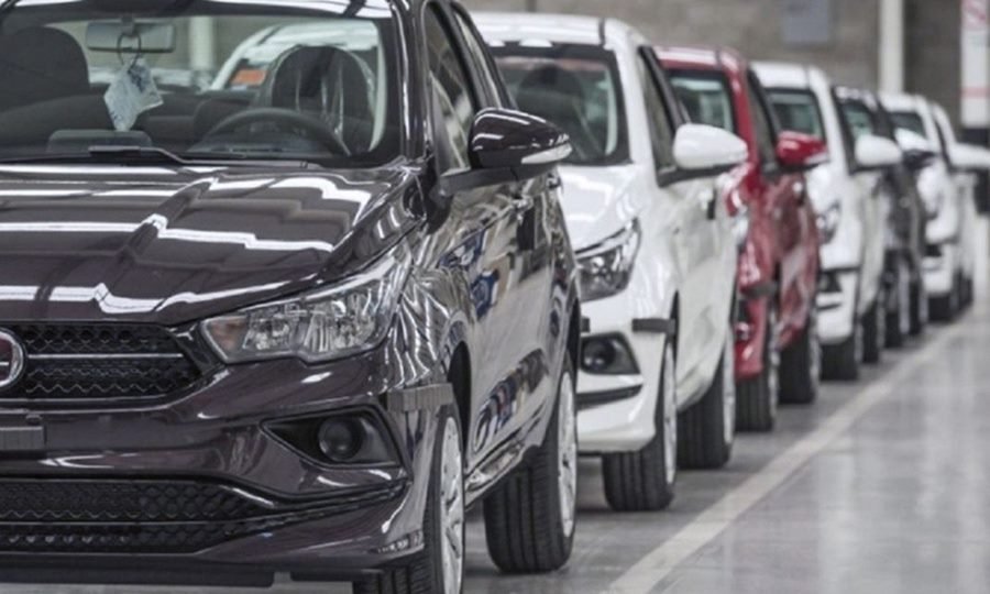 Vehículos exhibidos en un predio de usados. Foto de archivo.